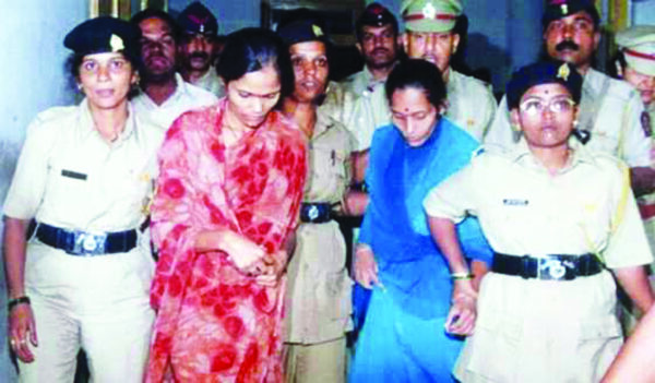 cPolice Hirasat me Seema and Renuka (2)